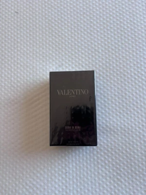 Valentino Uomo Born in Roma Rockstud Noir - Valentino Uomo Born in Roma Rockstud Noir är en lyxig herrparfym i en elegant svart box med subtila geometriska mönster. Förpackningen har en modern och stilren design, och parfymen är en eau de toilette med en volym på 100 ml. Fick fel när Jag fyllde år väljer att sälja. Aldrig använd bara testad.
