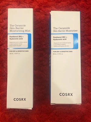 COSRX Ceramide Skin Barrier  - Foundation från COSRX med ceramider, panthenol (B5) och hyaluronsyra. Kommer i vit och blå förpackning, avsedd för torr och känslig hud. Ger återfuktning och stärker hudens fuktbarriär. Finns i två varianter: mist (120 ml) och moisturizer (80 ml).