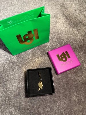 L8 Hasselblad örhänge - Ett halvhjärta, oanvänd! 