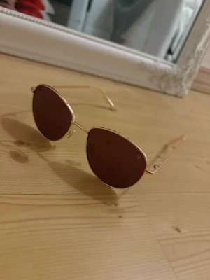 Guldiga solglasögon med mörkrosa glas  - Fint skick