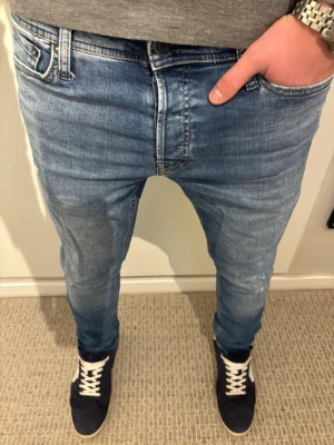 Blå slim jeans från Jack & Jones - Tja! Säljer dessa riktigt snygga jeans ifrån Jack & Jones | W30 L30 | Jag på bilden är 182! | Hör av er vid minsta lilla fundering🙌