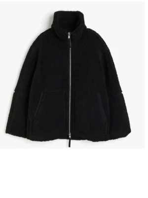 Svart teddyjacka med dragkedja - Mysig svart teddyjacka med hög krage och hel dragkedja framtill. Jackan har två stora fickor på framsidan och är tillverkad i fluffigt teddy-material som ger en cool och avslappnad look. Perfekt för kyliga dagar när du vill vara både varm och stilren. slutsåld och populär från hm, använd max 2 gånger