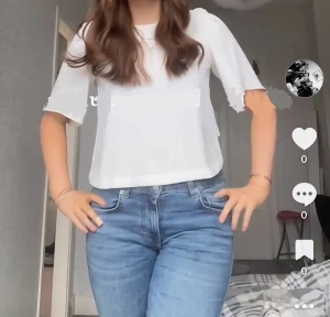 Vit T-shirt/blus (reserverad) - Snygg vit T-shirt med klassisk trekvartsärm och lös passform. 