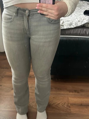 Ljusgrå bootcut jeans - Säljer mina ljusgrå bootcut jeans då jag tycker dom har blivit för korta! (Är 166 cm). Jeansen har normal midja. Materialet är stretchigt så de sitter snyggt och väldigt bekvämt💓💓