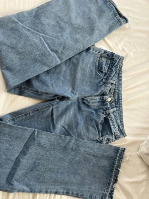 Raka mid/low waist jeans  - Säljer ett par blåa jeans från SHEIN storlek 34. De är bra i materialet känns helt som ”vanliga” jeans