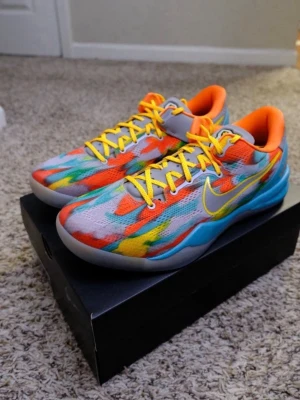 Nike Kobe 8 Venice beach - Säljer ett par oanvända Kobe 8 Venice beach. Storlek 44. Anledning till att jag säljer är för att de inte passar mig. Pris kan diskuteras 
