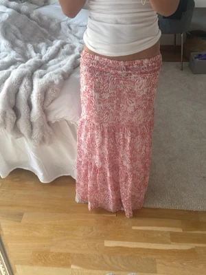 lång kjol - fin rosa lång kjol, perfekt när de är lite varm kallt väder! den är loose i passformen. Priset kan diskuteras!