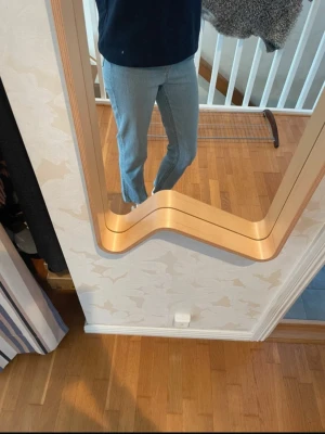 Ljusblå raka jeans från H&M - Säljer ett par ljusblå jeans från H&M med rak passform- superfint skick storlek 34