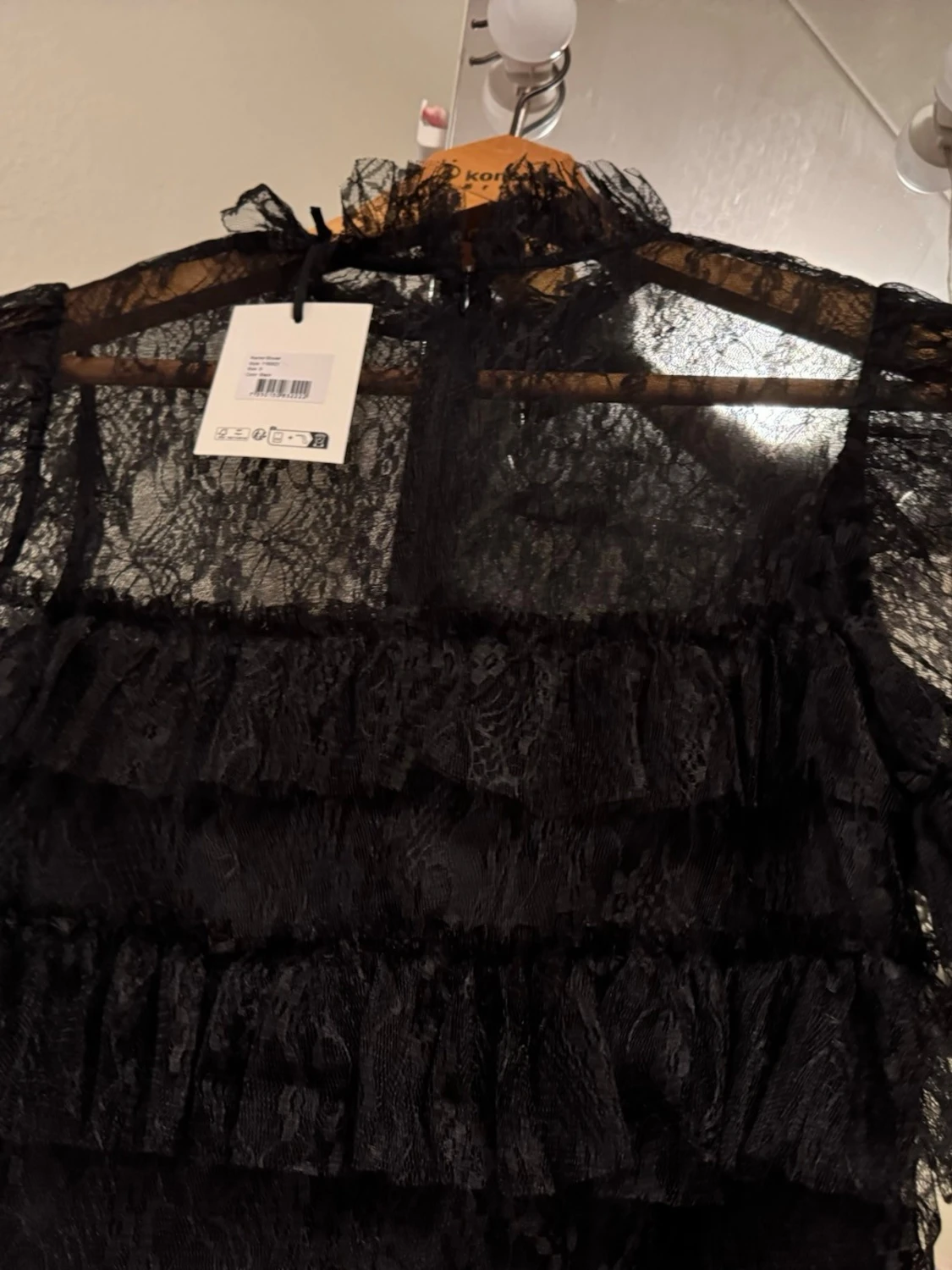 Svart spetsblus med volanger - 3