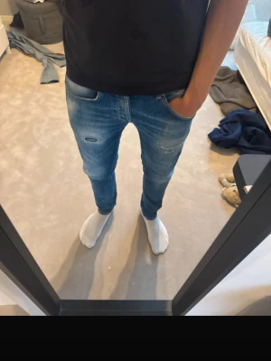 Dondup George jeans - Tjena! Säljer nu dessa otroligt populära och eftertraktade Dondup jeans i modellen George. Jeansen är i grymt bra skick och nypris ligger på ca 4 tusen, tags kvitto mm finns! Hör av er vid funderingar// 439
