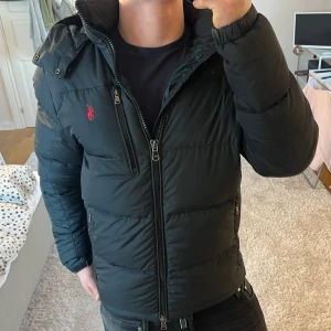 Ralph Lauren puffer jacket  - Ralph Lauren jacka | Mycket bra skick | Size - S passar även M | Pris 2499 | Hör av dig vid minsta fråga eller fundering📩