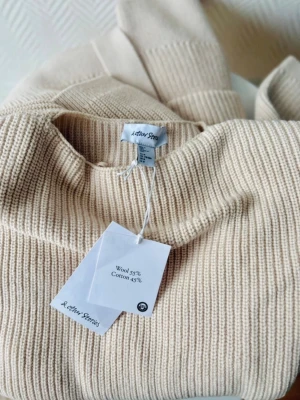 & Other Stories Miniklänning i Ull - Cremevit Strl.Medium - Säljer en stickad klänning från & Other Stories med knytskärp i midjan och två stora fickor framtill. Materialet är 55% ull och 45% bomull, vilket gör den både mjuk och varm.