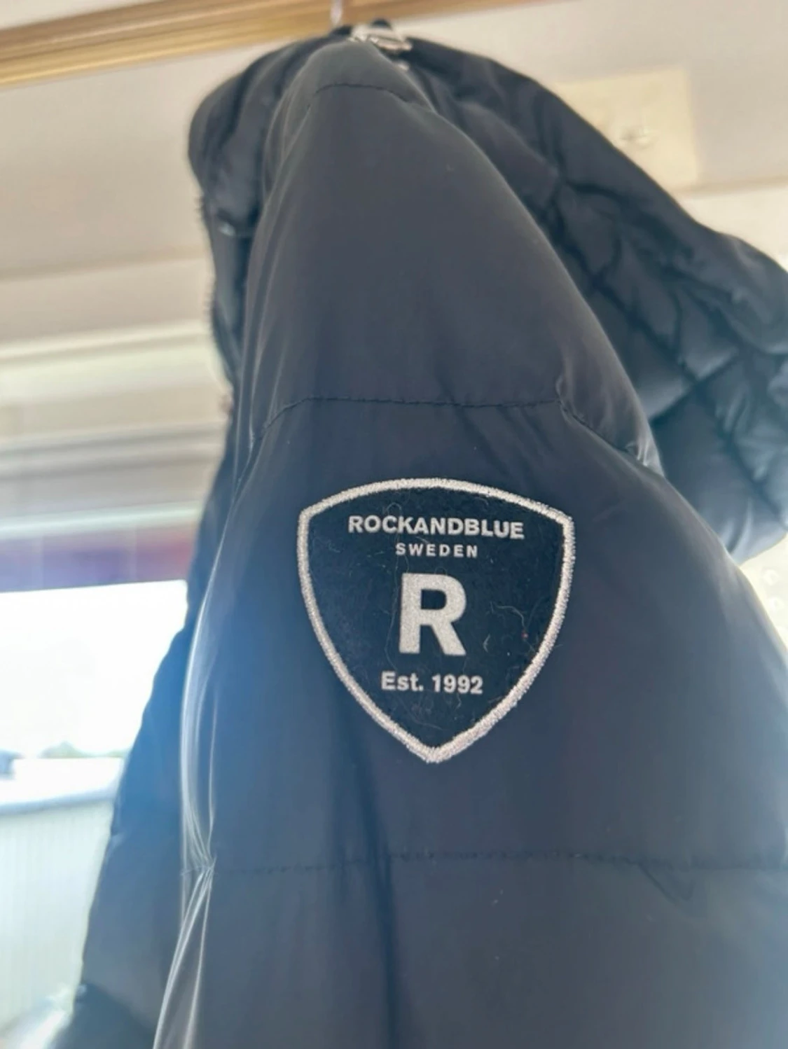 Svart kort pufferjacka med huva - 2