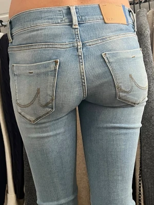 Lågmidjade bootcut jeans från LTB - Säljer ett par ljusblå lågmidjade bootcut jeans från ltb med klassisk femficksdesign och snygga sömmar på bakfickorna. Jeansen har normal passform och är tillverkade i mjukt denimtyg som sitter skönt hela dagen. Endast användit ett fåtal gånger så mycket fint skick❣️Helt slutsålda på hemsidan, nypris runt 800kr. Har en annons på min profil där det är gratis frakt❤️❤️❤️