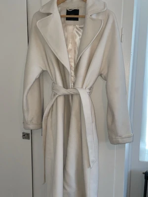 Vit kappa med skärp från Bubbleroom - Säljer för 500kr🫶🏻