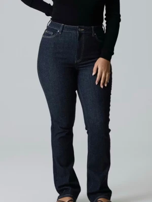Mörkblå high waist bootcut jeans Curve 2XL/34 - Snygga mörkblå bootcut jeans från Curve med klassisk femficksmodell och kontrastsömmar. Jeansen har hög midja och är tillverkade i ett stretchigt denimtyg som sitter bekvämt. Perfekta för dig som gillar en tidlös och clean look. Använd 1 gång, då storleken är för stor för mig och kan inte göra retur för tog av lappen dumt nog. Kolla innan för den är ute på andra sociala medier. 