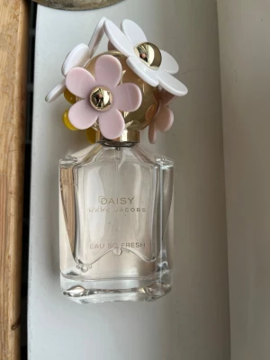 Daisy Eau So Fresh parfym Marc Jacobs - Säljer min Marc Jacobs Daisy Eau So Fresh parfym.  ✨ Fräsch & feminin doft ✨ Endast använd några få gånger ✨ Mycket kvar i flaskan (se bild) ✨ Originalflaska med lock  Perfekt vardagsparfym till vår & sommar 🌼  Säljes då jag rensar hemma. Kan skickas direkt 📦