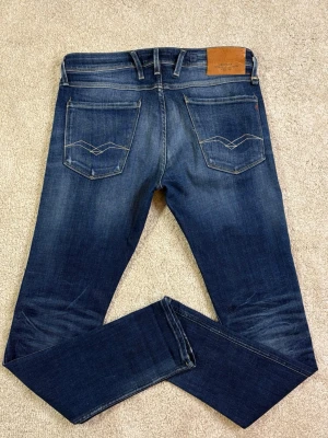 Replay Anbass (Aged 01) - w33, l32 - REPLAY JEANS  - Storlek: W33/L32 Modell: ANBASS AGED 01, sjukt snygga med naturliga slitningar | Användning: Varsamt använda, fint skick | Nypris: Cirka 1800 SEK
