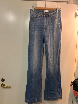 Blå bootcut jeans från JDY - Säljer ett par klassiska blå bootcut jeans från JDY. Jeansen har hög midja.🌟