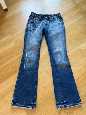 Lågmidjade bootcut jeans - Så snygga unika jeans köpta vintage, storlek 28.