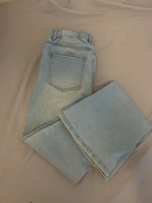 Ljusblå jeans från LA3 Industries - Snygga ljusblå jeans från LA3 Industries i klassisk rak modell. Jeansen har en bakficka och är gjorda i mjukt denimtyg. Perfekta för dig som gillar en avslappnad och stilren look.