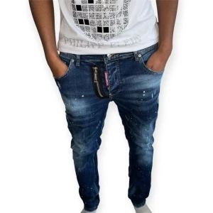 Dsquared2 jeans-blå,strl 54 - Helt ny. Fin replika med hög kvalitet. Modellen är 175cm lång och väger ca 65kg. EU|54. Pris: 1299kr.