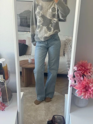 Ljusblåa low rise jeans - Så fina ljusblåa low rise jeans från Zara💞 jag är 175 cm lång och brukar ha xs/s💋