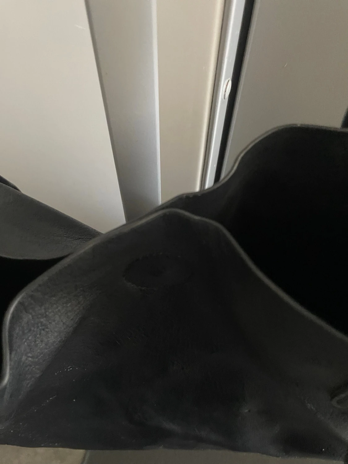 Svart tote handväska med tofs - 5