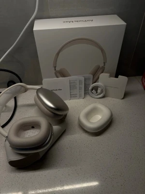 Apple AirPods Max silver/Guld hörlurar - Mer bilder finns privat! Dessa är bara använda ett fåtal gånger. Allt finns med, även laddare och dessa är i 9/10 skick. Fraktar samma dag👍