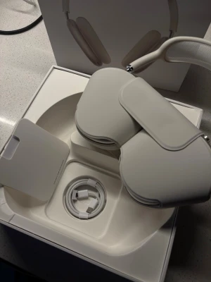 Apple AirPods Max silver/Guld - Mer bilder finns privat! Dessa är bara använda ett fåtal gånger. Allt finns med, även laddare och dessa är i 9/10 skick. Fraktar samma dag👍