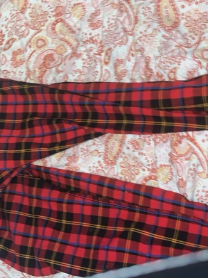 Röd-rutiga byxor från Monki - Säljer ett par snygga röd-rutiga byxor från Monki. Byxorna har ett klassiskt rutmönster i rött, svart, blått och gult och är perfekta för dig som vill sticka ut. De har en rak passform och är tillverkade i ett mjukt bomullsmaterial.