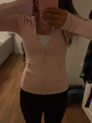 Rosa lululemon define jacket - Säljer min supersnygga lululemon define jacket i storlek 2, vilket motsvarar xs/s beroende på hur man vill att den ska sitta 💞💞
