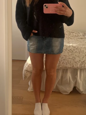 Blå jeanskjol - Kort kjol från Redial, slitningar på framsida och helt vanliga fickor baktill!