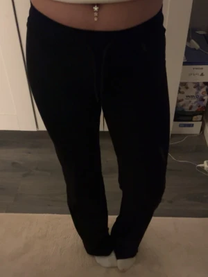 Svarta mjukisbyxor med dragsko - Säljer ett par svarta mjukisbyxor/yogapants med rak passform. PRIS KAN DISKUTERAS!💞