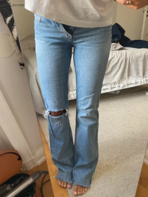 Bootcut jeans med hål  - Snygga jeans med hål från Gina, bra skick, säljer då dom är för stora😊