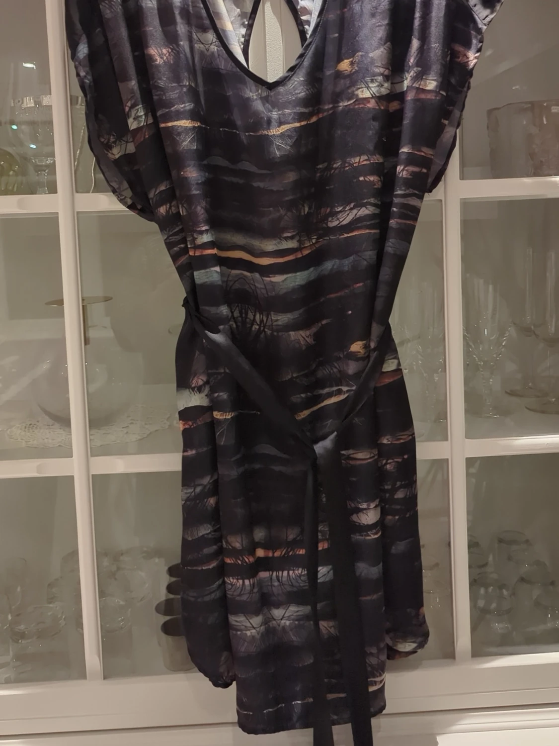 Mönstrad blus med knytband - 1