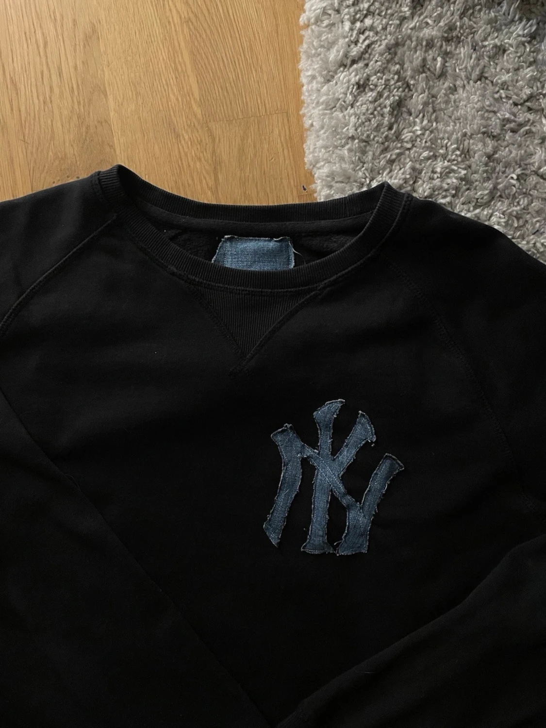 Svart sweatshirt med NY-logga (gjord själv) - 2