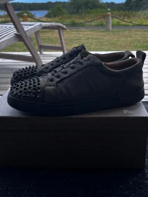 Loubs med nitar - Kanske inte dom snyggaste i nu läget men de går att putsa upp dom och fixa och kunna sälja vidare dyrare eller använda själv. Ser trasiga ut från ovansidan men de syns knappt när man använder do. Extra nitar finns också