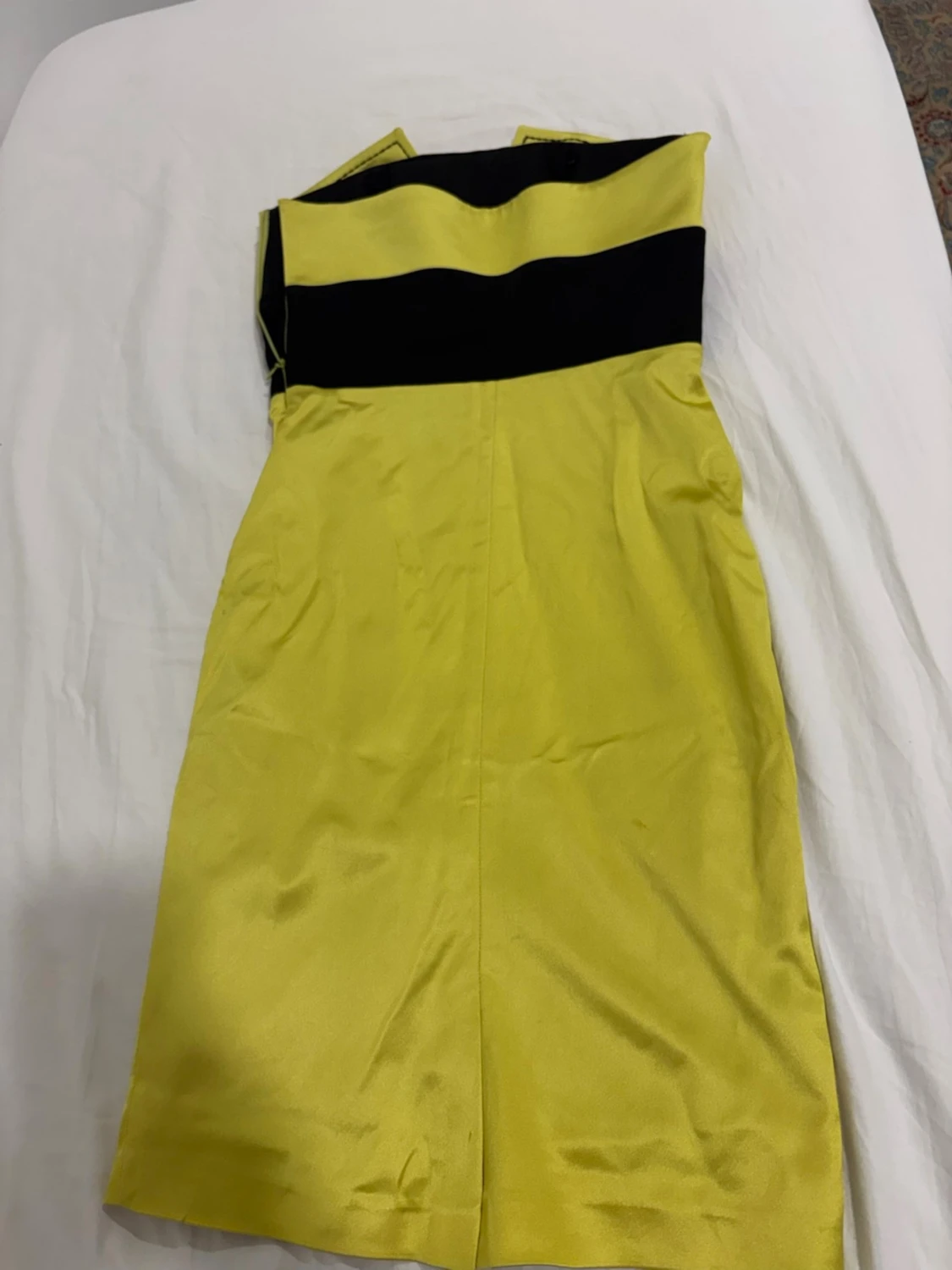 Gul axelbandslös klänning från Balo - 2