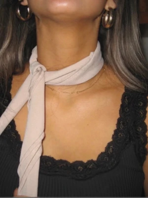 Peach Scarf - Snygg rosabeige scarf 🤍🩷🤎 Storleken är 55x55 (cm). Skitsnygg och tidlös detalj som piffar upp en outfit både till vardags och på fest!! Går att bära i t.ex. håret, på väskan eller runt halsen. Scarfen är handgjord och lokaltillverkad av återbrukade tyger vilket gör den miljövänlig.