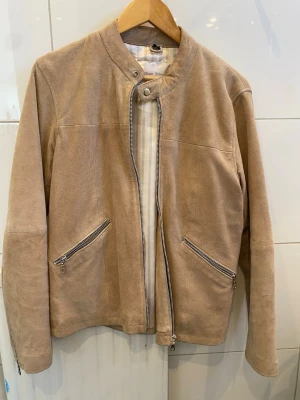 Beige mocka jacka William Strouch - Beige mocka, storlek S