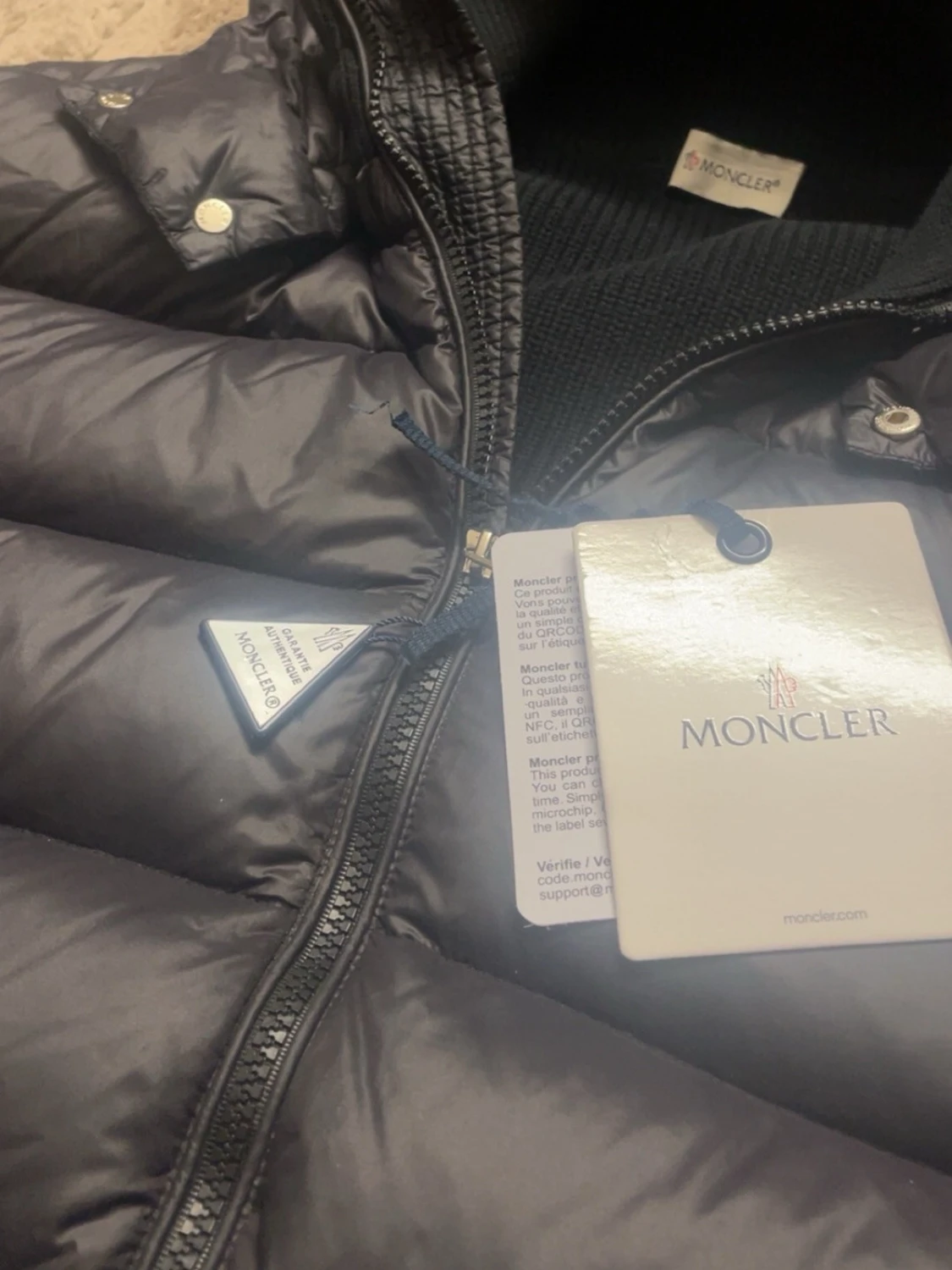 Svart dunväst med huva från Moncler - 3