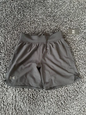 Under Armour shorts - Säljer helt nya under Armour shorts. De är i storlek S men skulle säga att de passar XS mer . De har aldrig används på grund av att de inte passade mig. Köpte de för 550. Hör av dig om du har några frågor