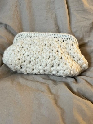 Stor clutchväska - Handgjord stor clutch-väska. Du får själv välja mönster, antingen blommigt, bubbligt eller rakt. Sen får man även välja färg själv💘 Mått på väskan är 17x21cm på bedden och 15 cm hög.