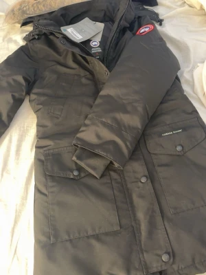 Helt ny Canada goose jacka  - Helt ny oanvänd Canada goose jag fått i present som legat och dammat i ungefär ett år. Prislapp och dustbag finns. Storlek xs