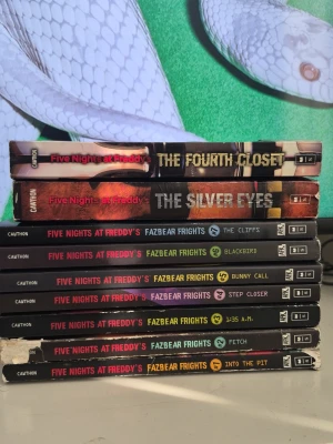 Five Nights at Freddy's böcker  - Samling med böcker massa olika fnaf böcker, en har en liten skada resten är använt skick