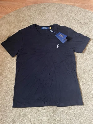 Ralph Lauren T-shirt - Den är helt oandvänd och i storlek 110cm