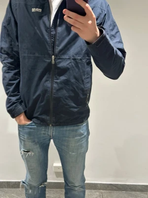 Mörkblå jacka - Model: 183 cm 68kg