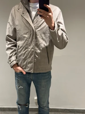 Grå jacka - Model: 183 cm 68kg
