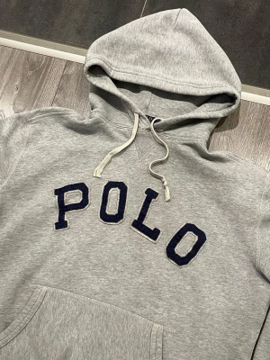 Polo Ralph Lauren Hoodie - Tjena säljer denna tvärfeta hoodien från Polo Ralph Lauren i storlek S. Hoodien passar perfekt nu inför våren och den är skitsnygg. Skriv gärna vid intresse!